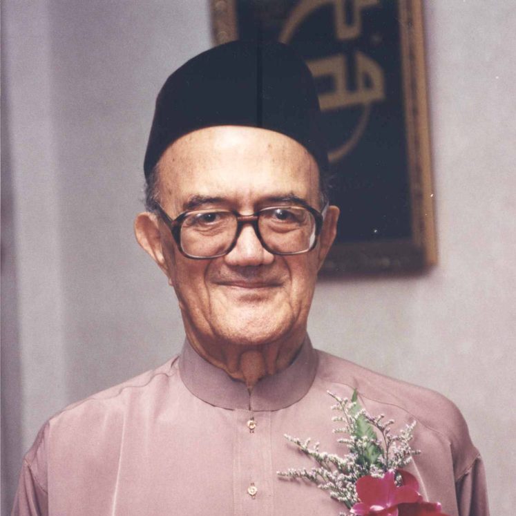 Profesor Emeritus Tan Sri Ahmad bin Mohamed Ibrahim.
